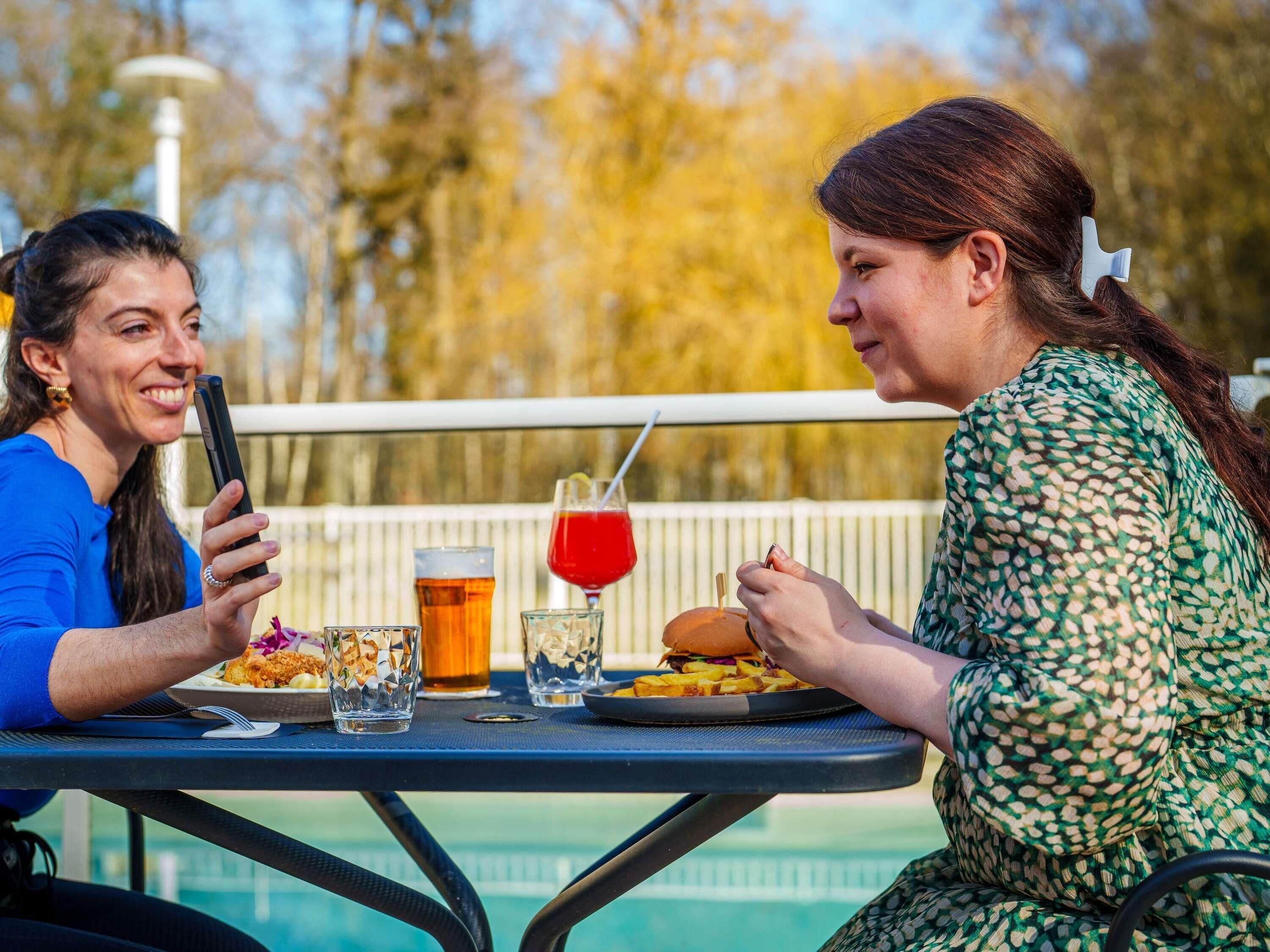 Petit déjeuner, déjeuner et dîner servis sur place, vue sur la piscine
