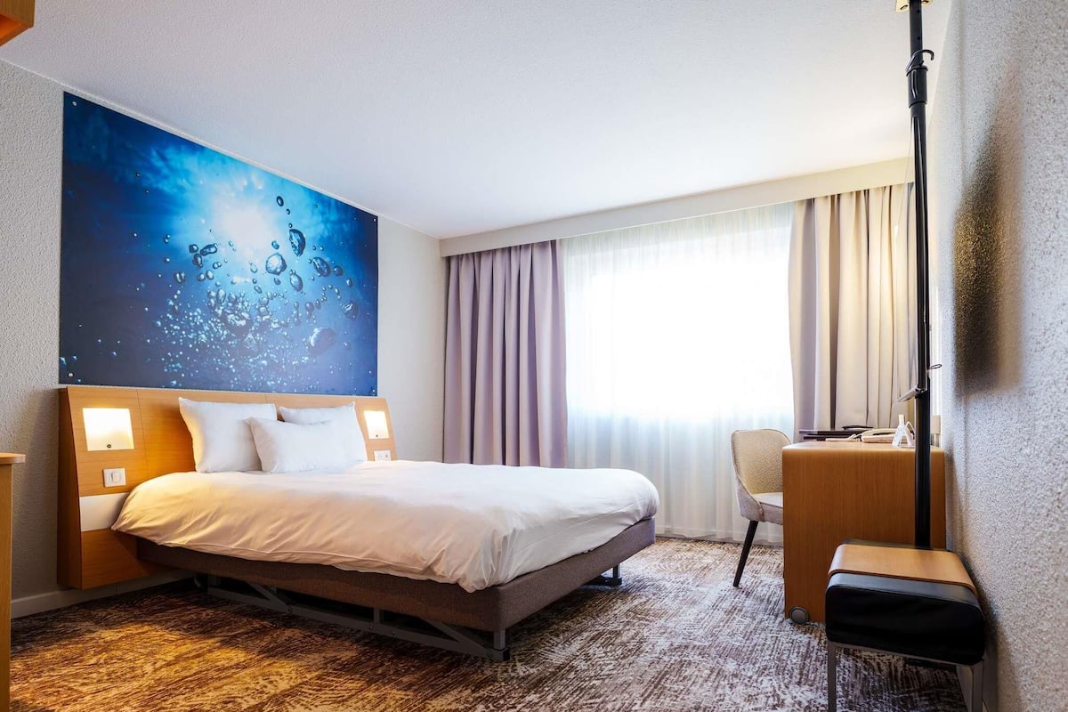 Classic Room, 1 Double Bed | Minibar, in-room safe, desk, blackout drapes
