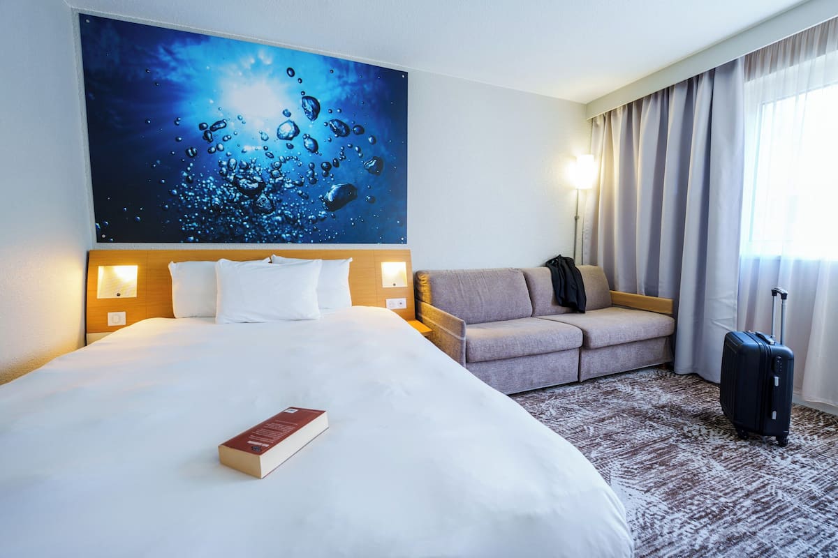 classic room, 1 double bed with sofa bed | minibar, in-room safe, desk, blackout curtains