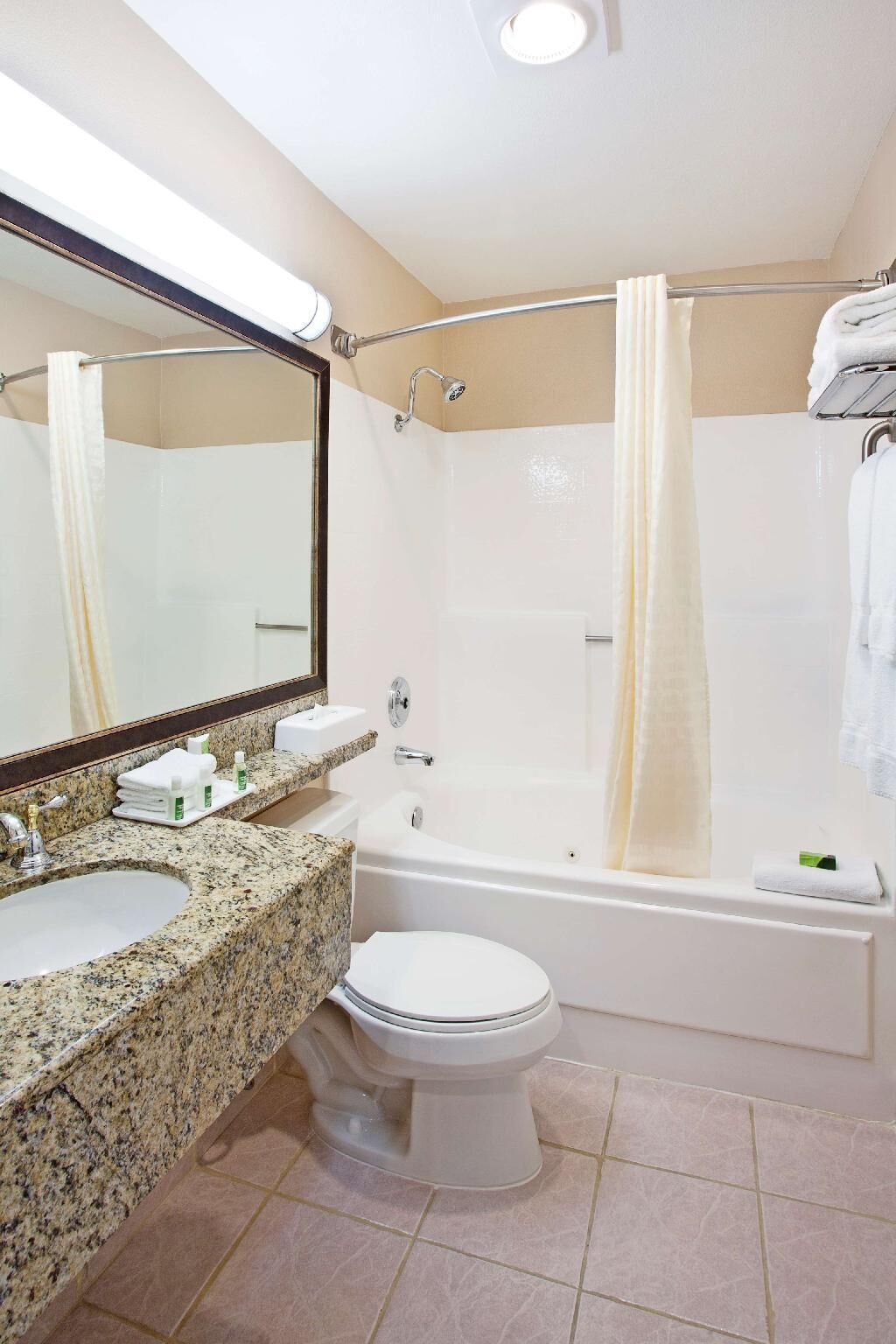 Baño | Tina con regadera, secadora de cabello, toallas 