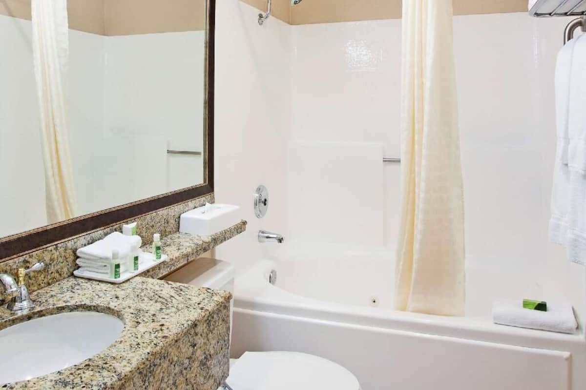Baño | Tina con regadera, secadora de cabello, toallas
