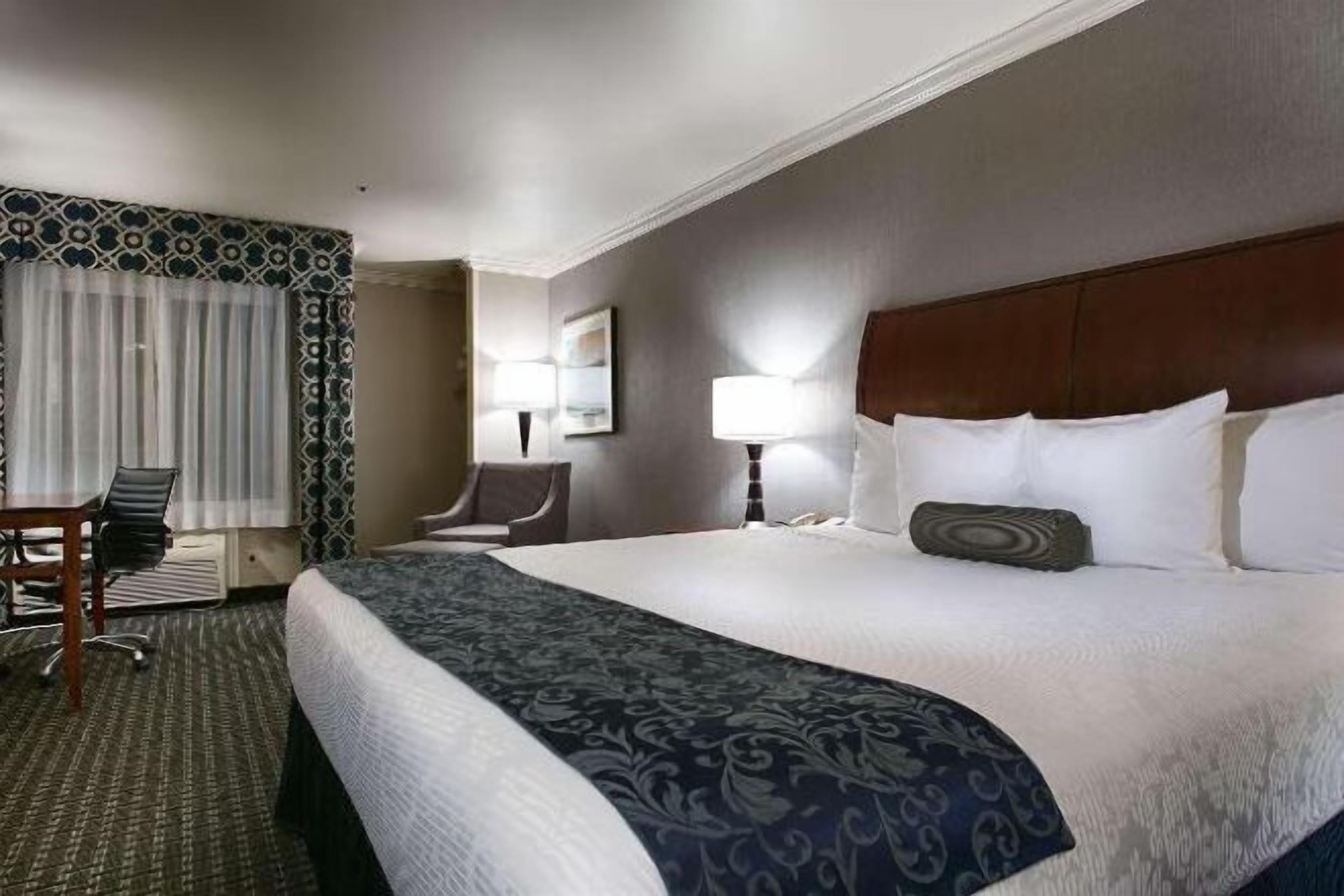 Meja, langsir/tirai gelap terus, seterika/papan seterika, cadar katil 