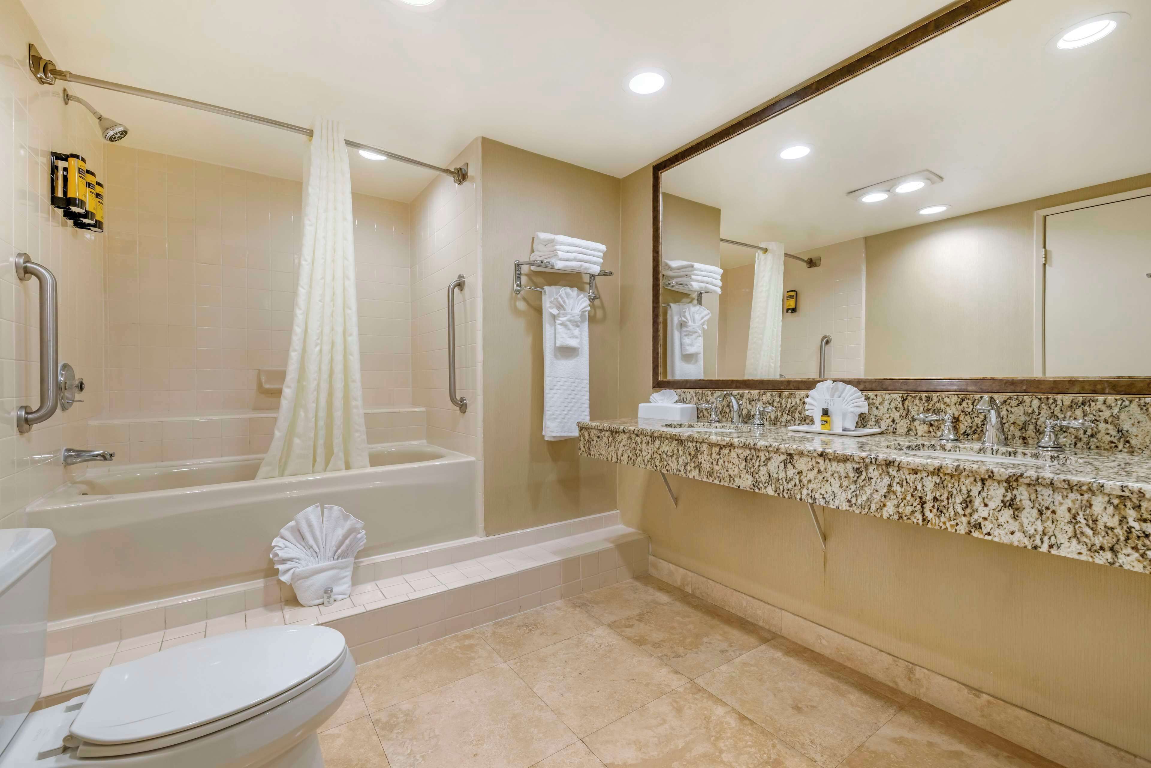 combined shower/bathtub, hair dryer, towels