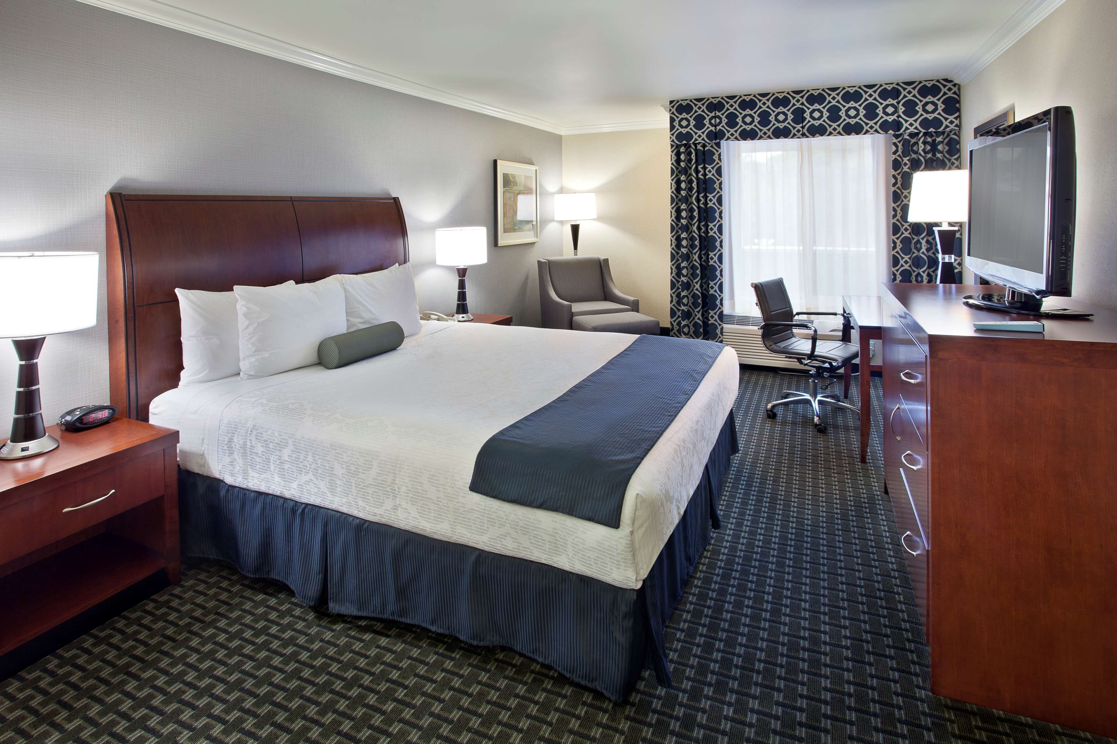 Bureau, rideaux occultants, fer et planche à repasser, draps fournis