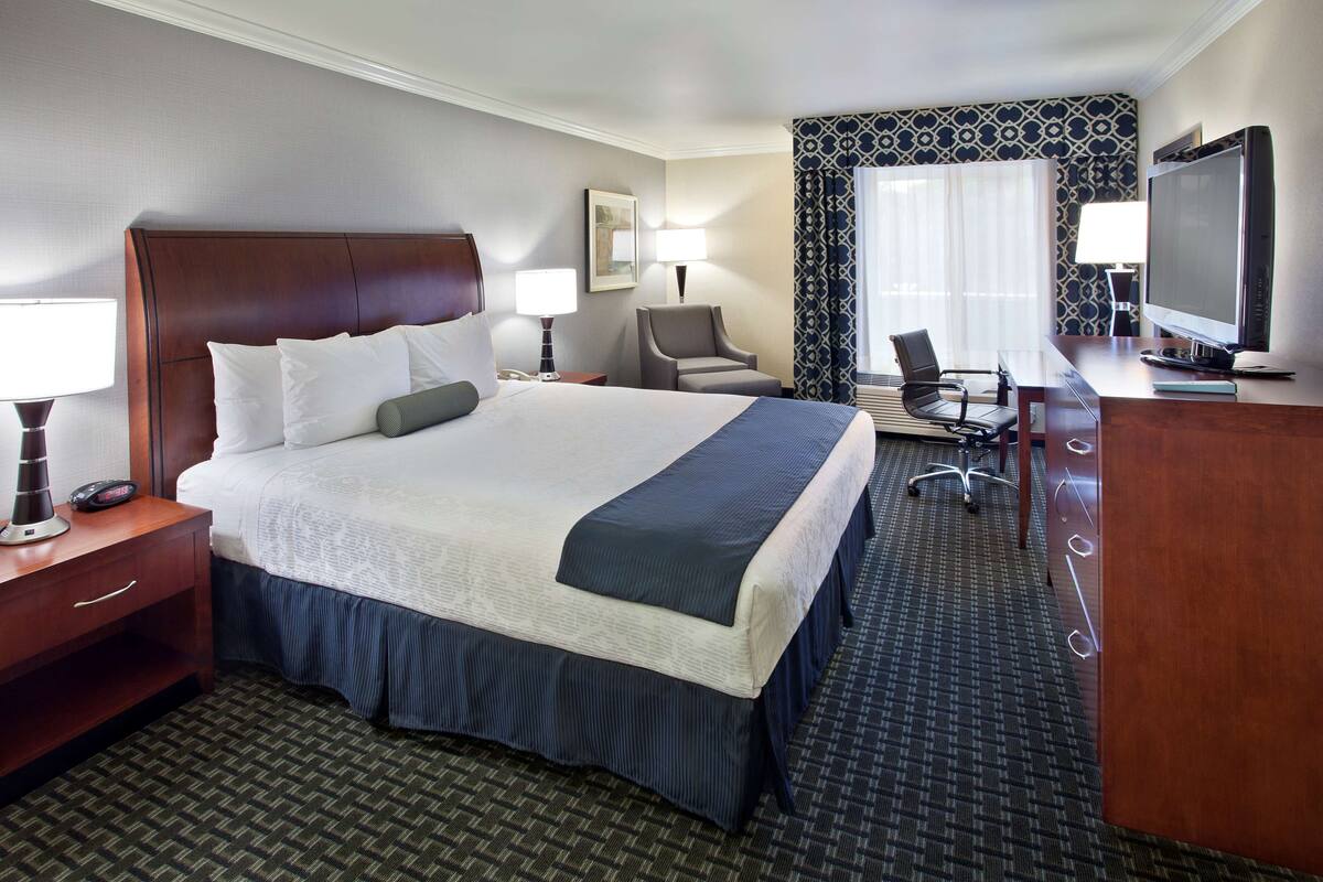 Bureau, rideaux occultants, fer et planche à repasser, draps fournis