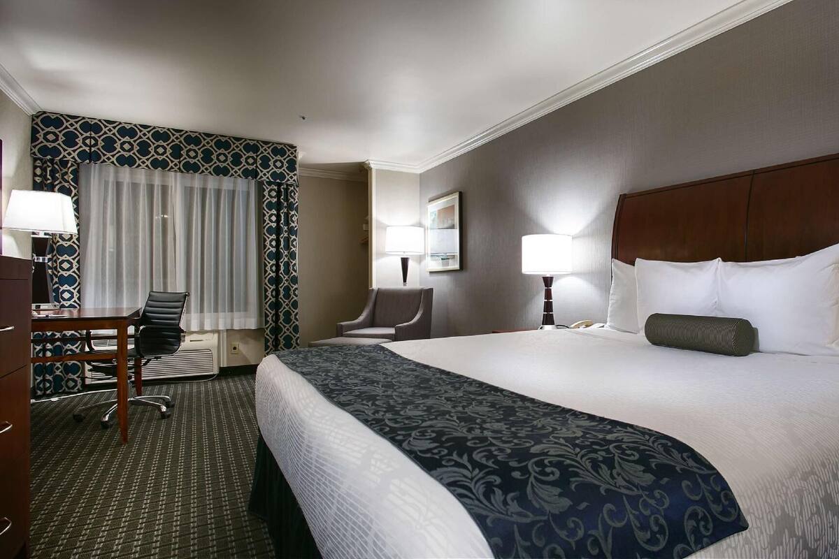 Bureau, rideaux occultants, fer et planche à repasser, draps fournis