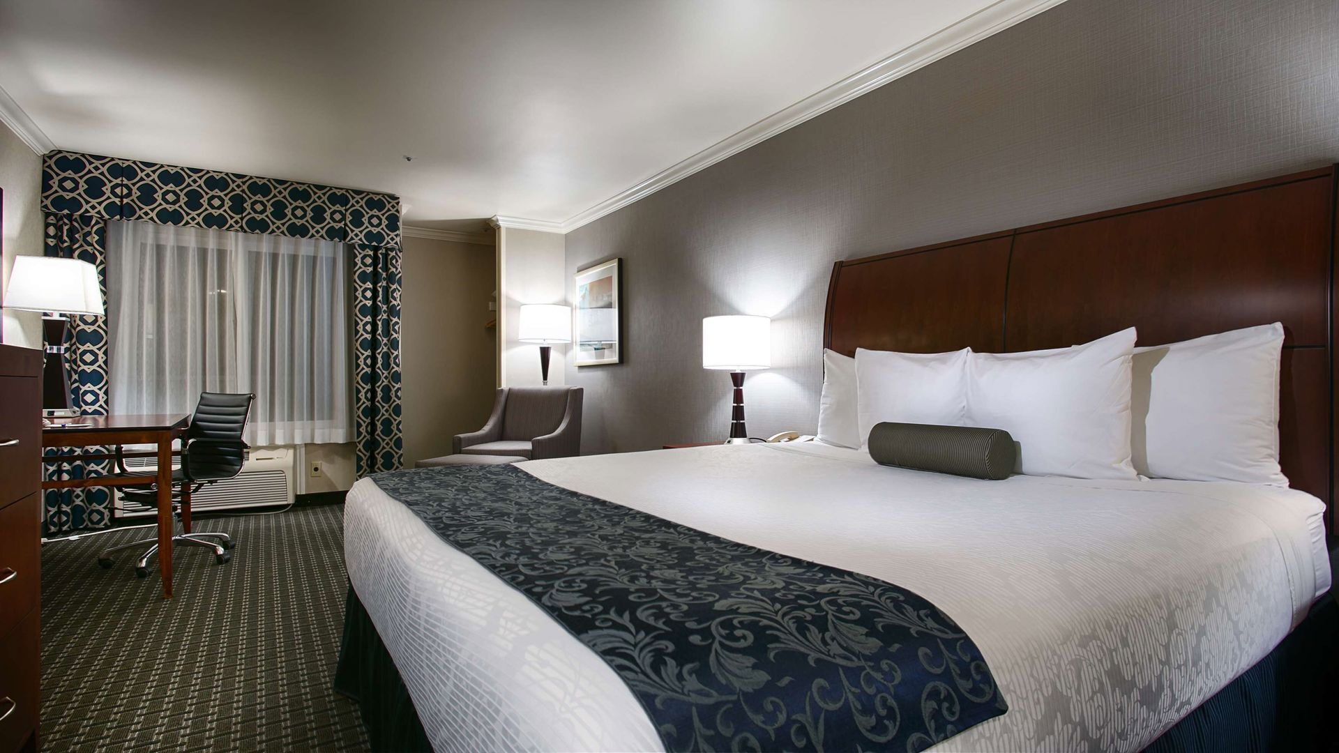 Bureau, rideaux occultants, fer et planche à repasser, draps fournis