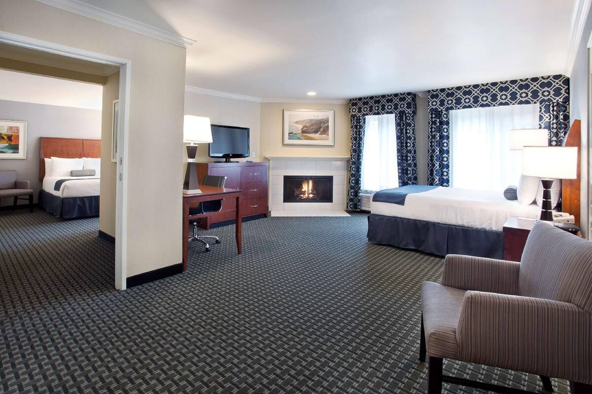 Bureau, rideaux occultants, fer et planche à repasser, draps fournis