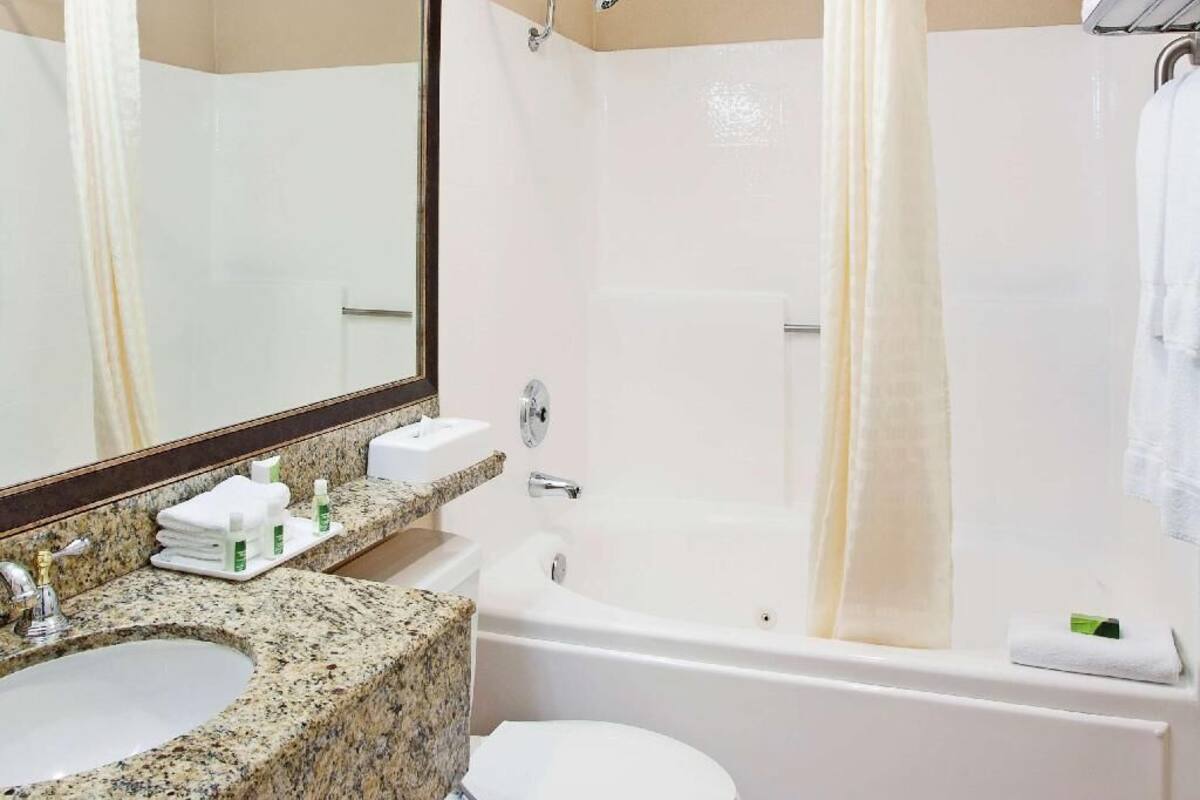 Salle de bain | Ensemble douche/baignoire, sèche-cheveux, serviettes fournies