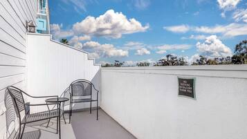 Suite, 2 camas de matrimonio, no fumadores, balcón | Escritorio, cortinas opacas, tabla de planchar con plancha