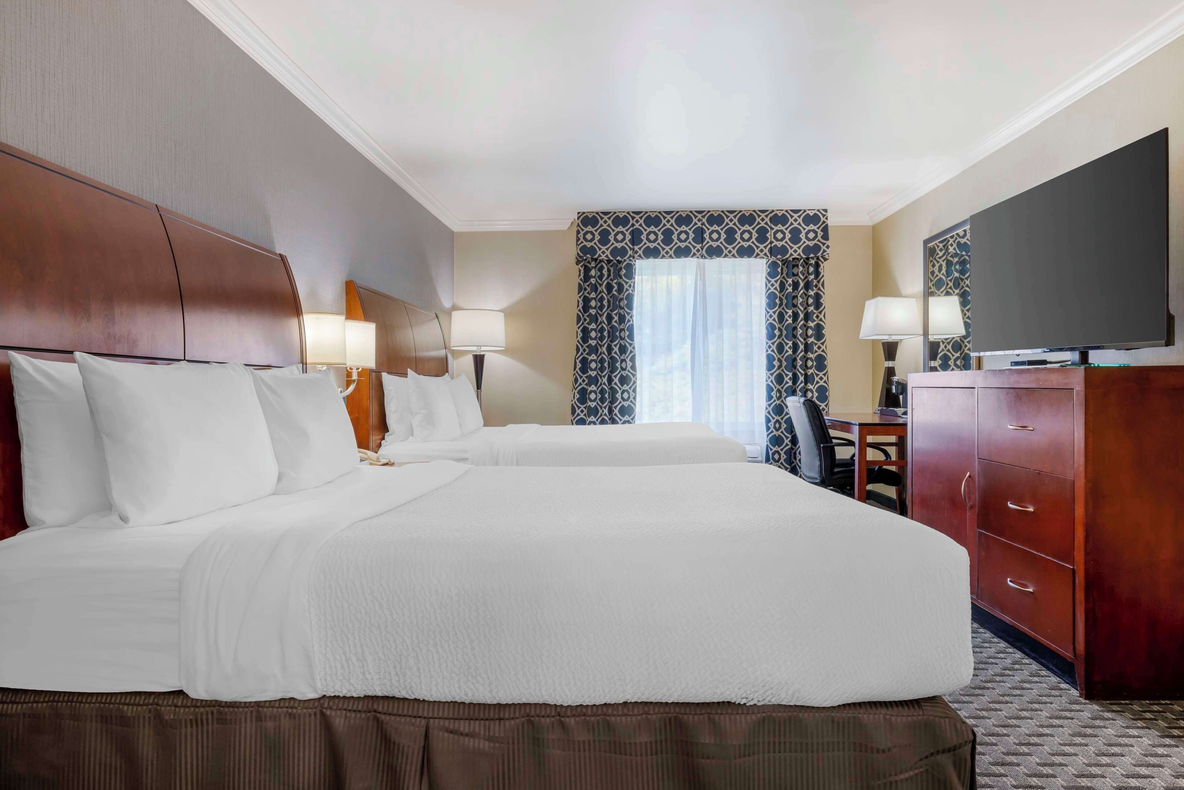デスク、遮光カーテン、アイロン / アイロン台、ベッドシーツ