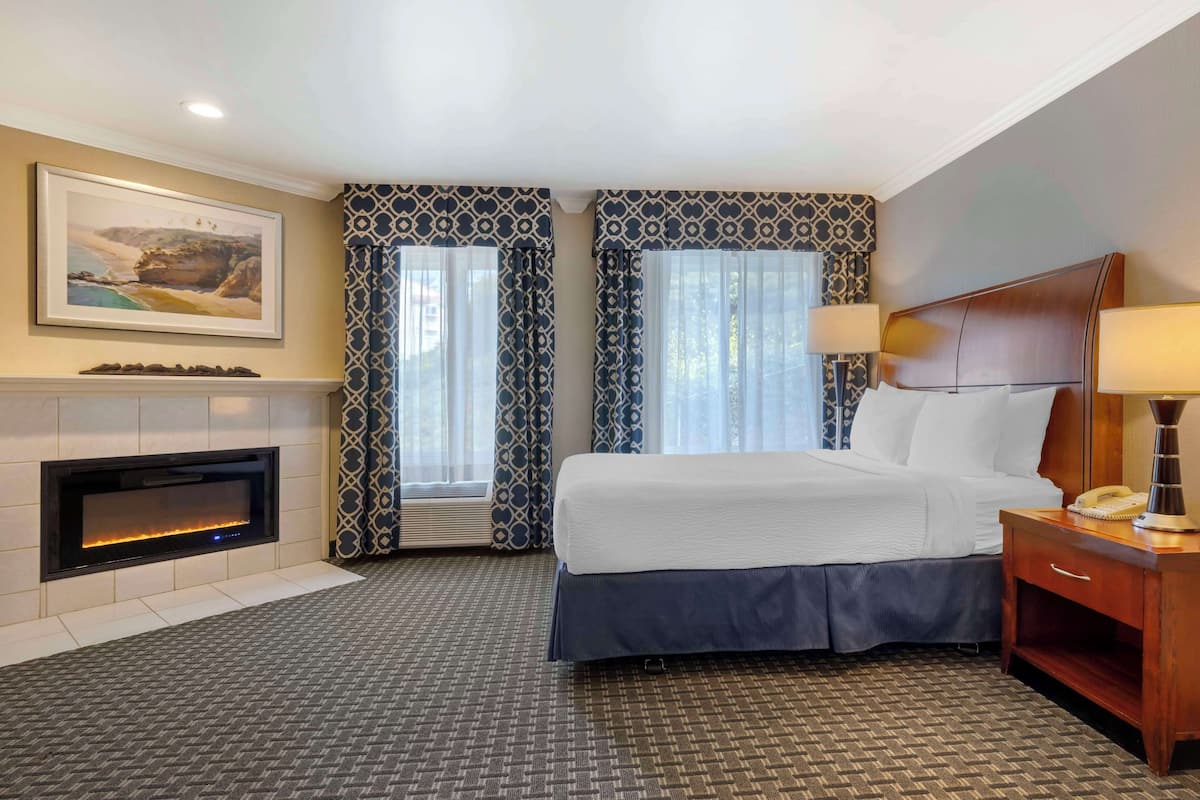 Standard Room, 1 Queen Bed, Non Smoking | Desk, blackout drapes, iron/ironing board, bed sheets