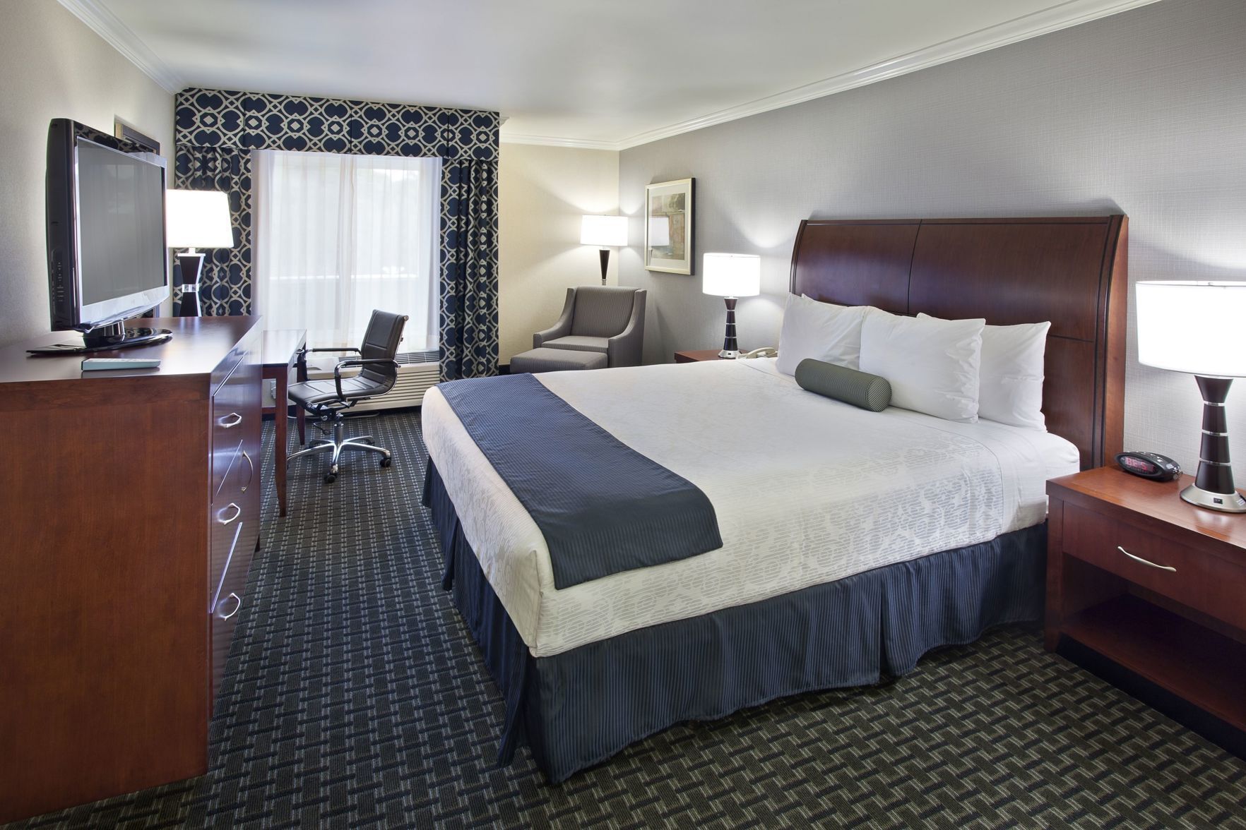 Bureau, rideaux occultants, fer et planche à repasser, draps fournis