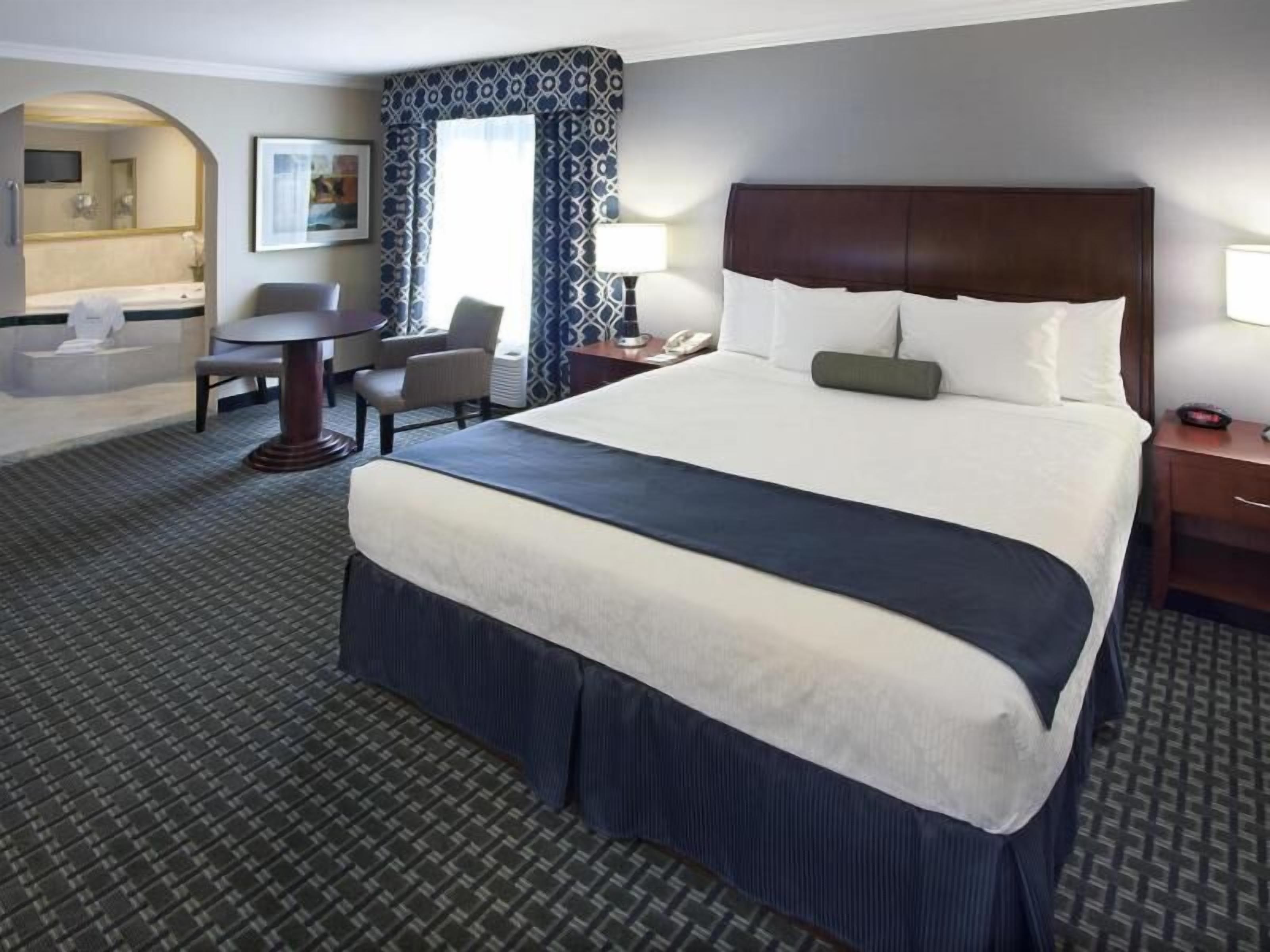 Bureau, rideaux occultants, fer et planche à repasser, draps fournis