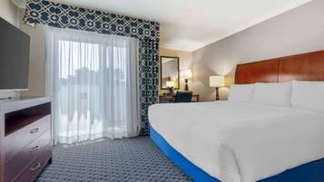 Suite, 1 kingsize bed, niet-roken, balkon (with Sofabed) | Een bureau, verduisterende gordijnen, een strijkplank/strijkijzer