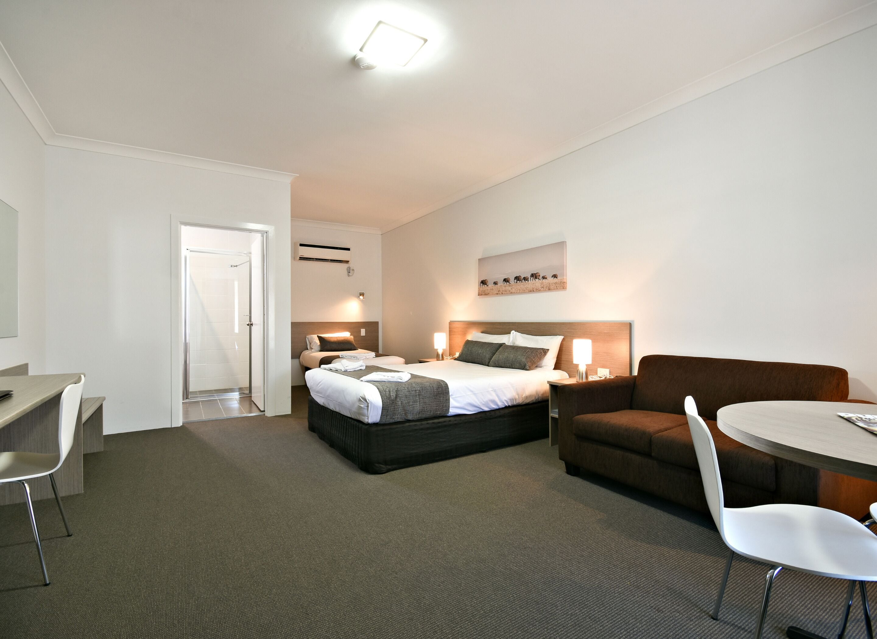 Familjerum (1 Queen and 2 Single Beds) | Sängtillbehör av högsta kvalitet, skrivbord och mörkläggningsgardiner