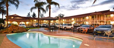 Een seizoensgebonden buitenzwembad