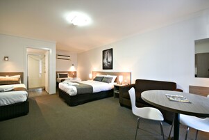 Ropa de cama de alta calidad, escritorio y cortinas blackout 