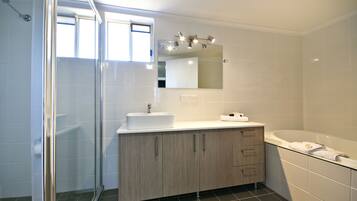 Deluxe Suite with Spa Bath | Bathroom | Free toiletries, hair dryer, towels