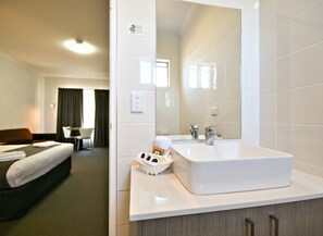 Artículos de tocador gratuitos, secador de pelo, toallas