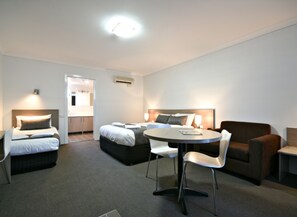 デラックス ルーム クイーンベッド 1 台 禁煙 ジェットバス (1 Queen, 1 Single or 1 Queen, 1 Sofa ) | 高級寝具、デスク、遮光カーテン、アイロン / アイロン台