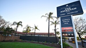 A sign for The Aberdeen Motel in Dubbo, with a message "Comfort is never far away" and "No vacancy" indicated. - The Aberdeen Motel (Dubbo)