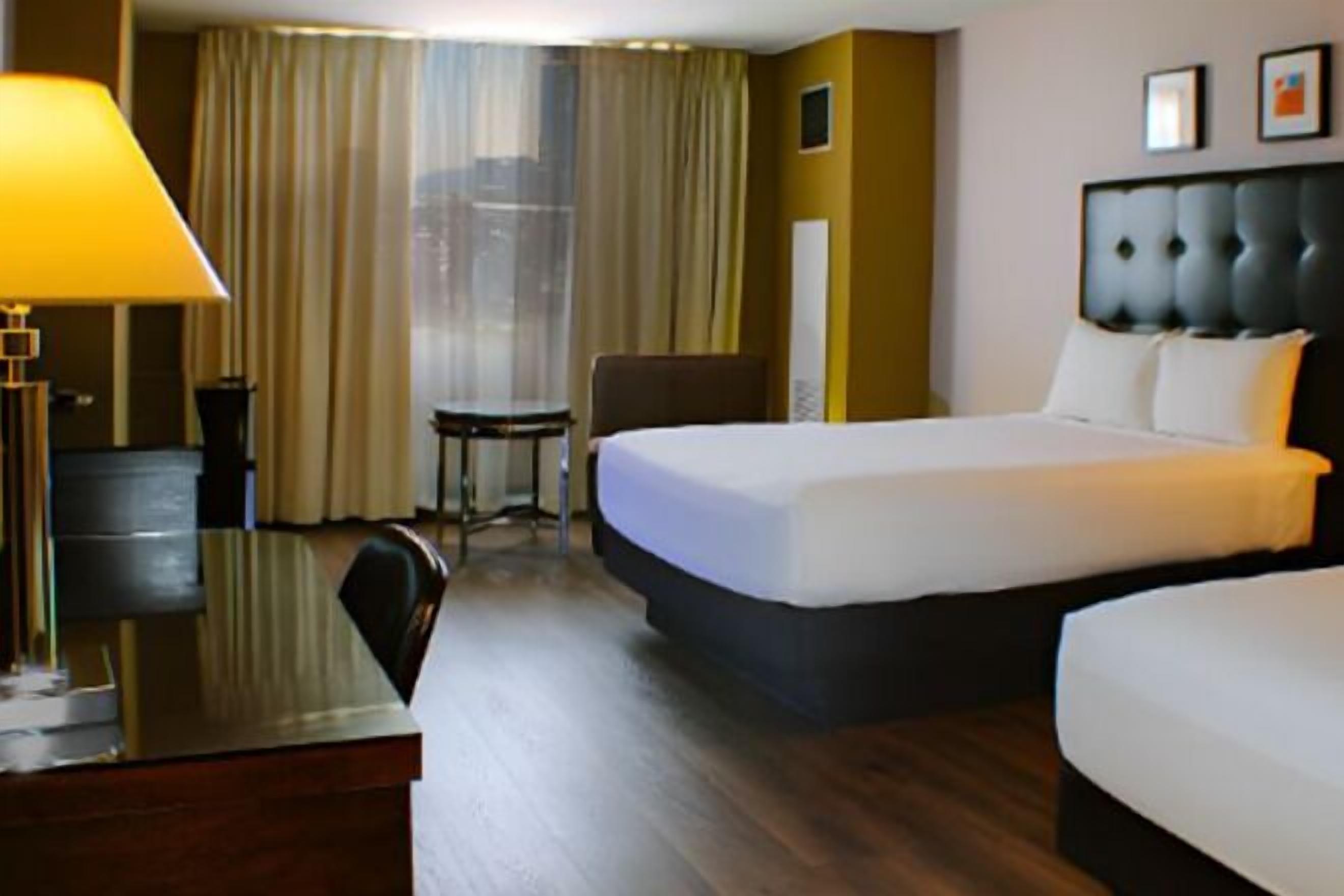 Een kluis op de kamer, verduisterende gordijnen, wifi (toeslag)