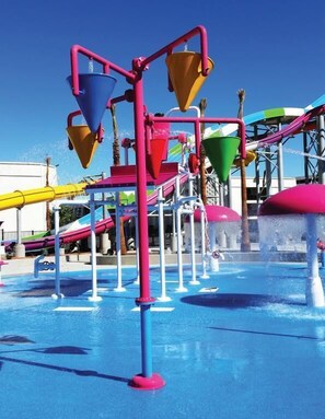 2 piscines extérieures, cabanons gratuits, parasols de plage