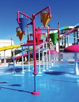 Piscina externa sazonal, funciona das 9h às 17h, barracas, guarda-sóis