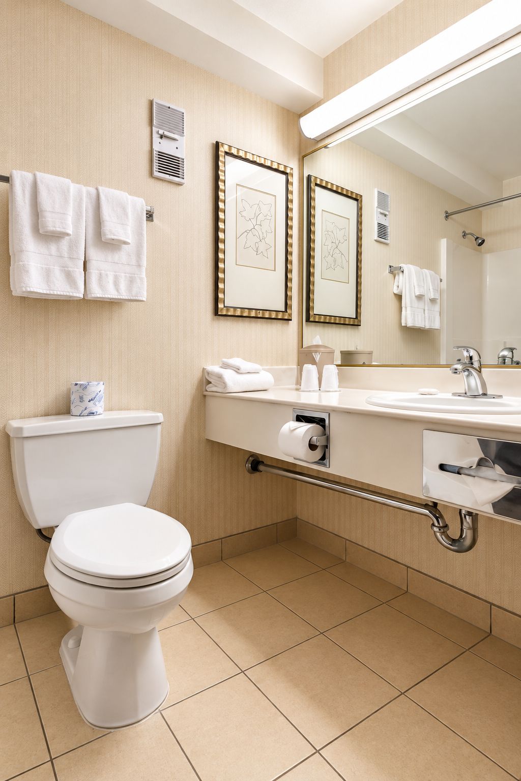 Un baño moderno con inodoro, lavamanos y espejo.
