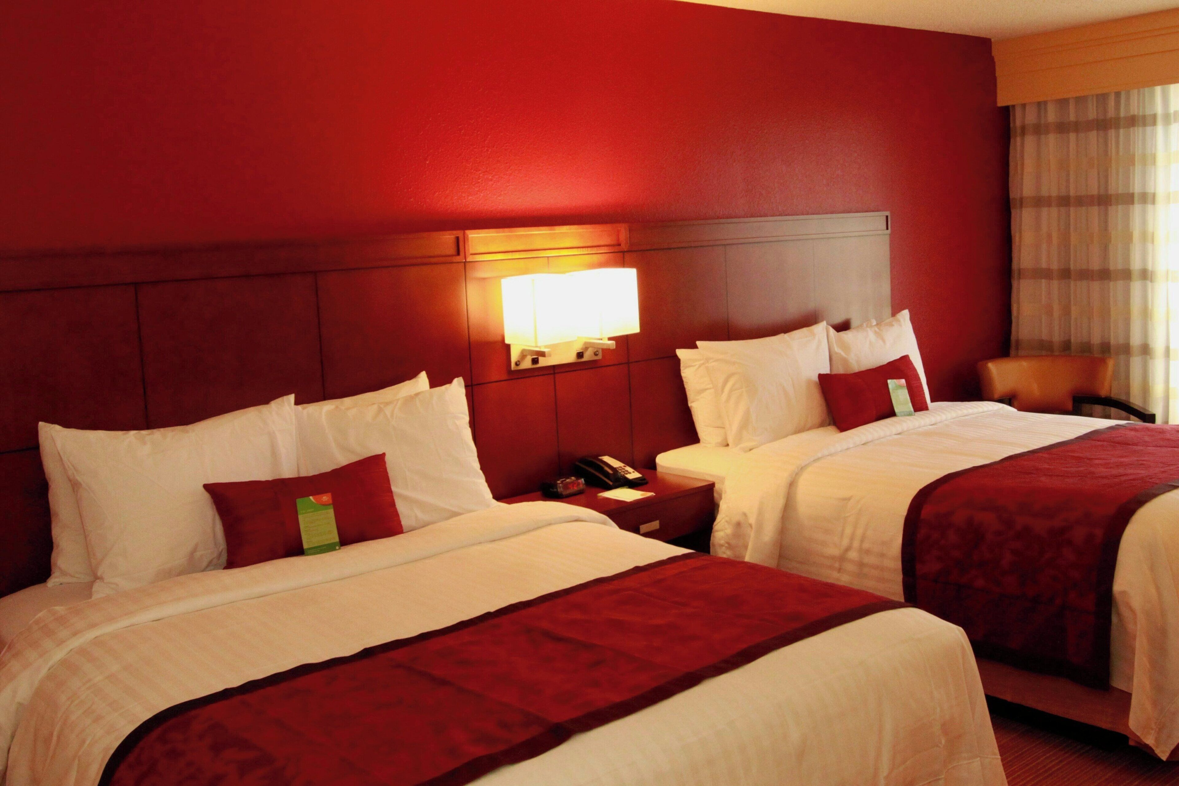 ملاءات للفراش لا تسبب الحساسية وخزنة داخل الغرفة ومكواة/لوح كي