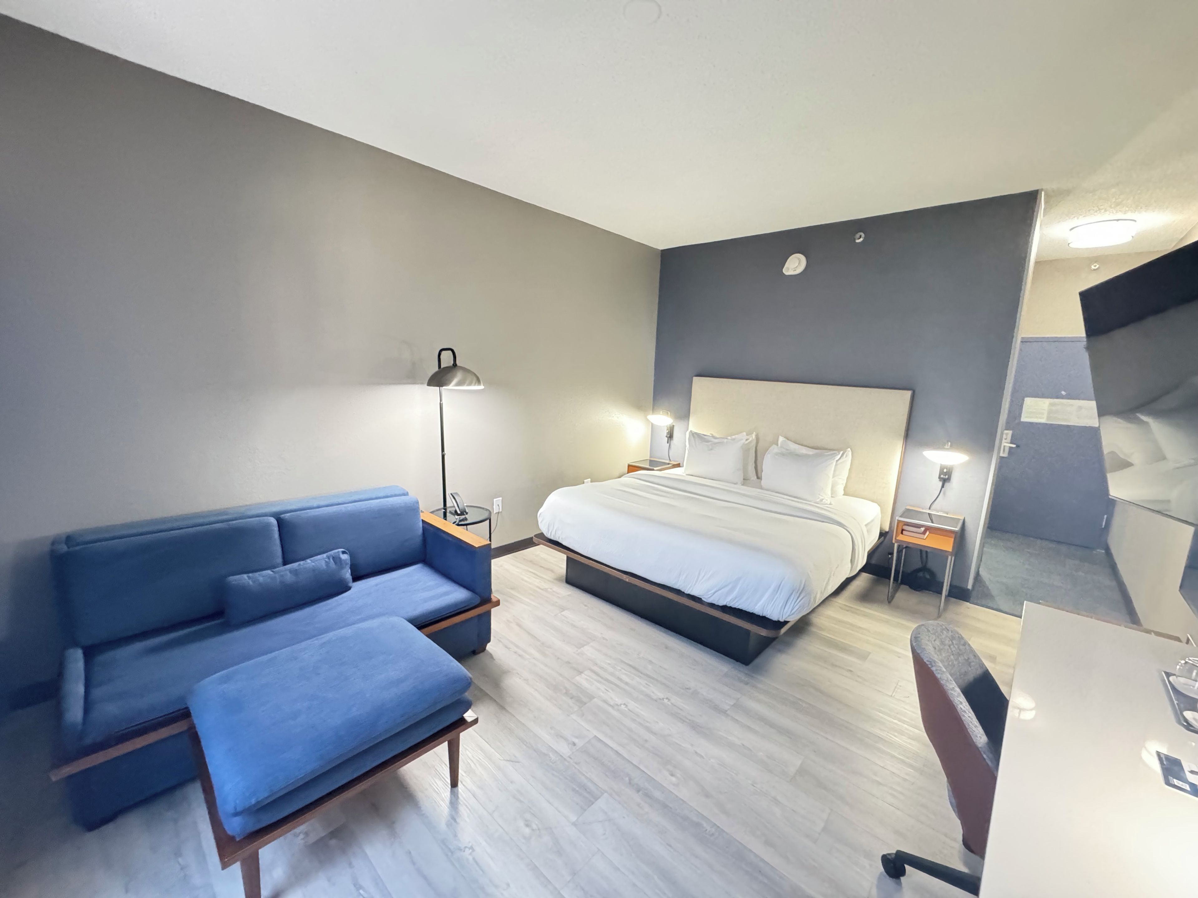Chambre Standard, 1 très grand lit, non-fumeur | Literie hypoallergénique, coffre-fort, fer et planche à repasser