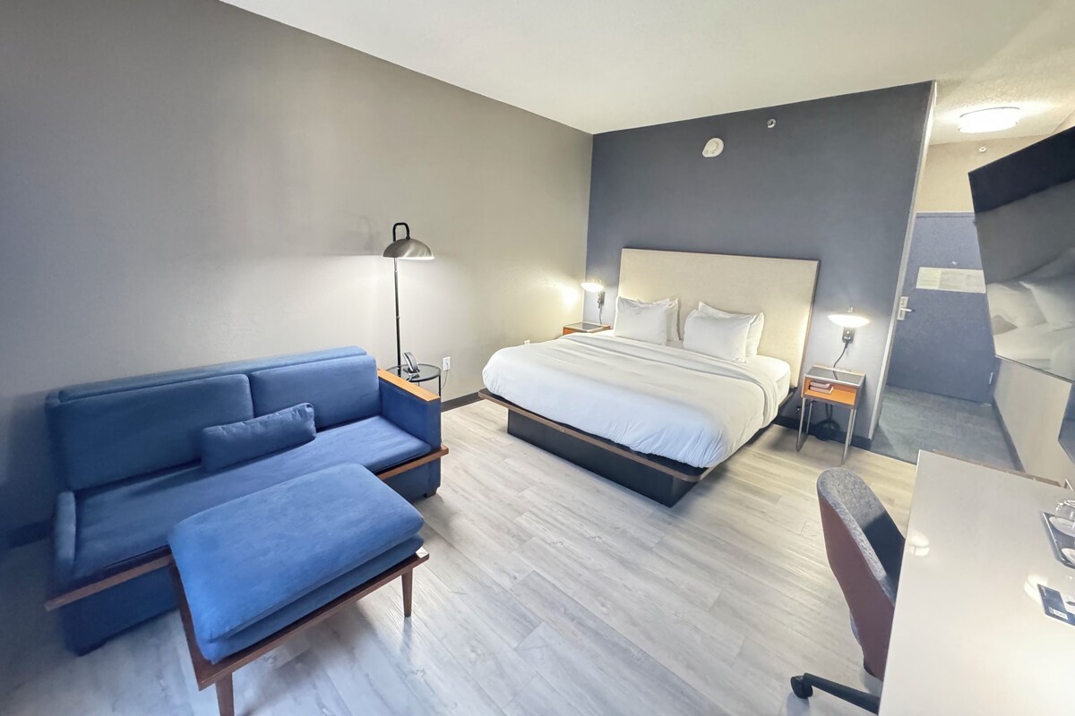 Standard Room, 1 King Bed, Non Smoking | Hypo-allergenic bedding available, in-room safe, desk, laptop workspace
