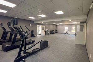 A fitness center with treadmills, elliptical machines, and a weight bench. - Comfort Inn Jackson North - Ridgeland (Jackson)