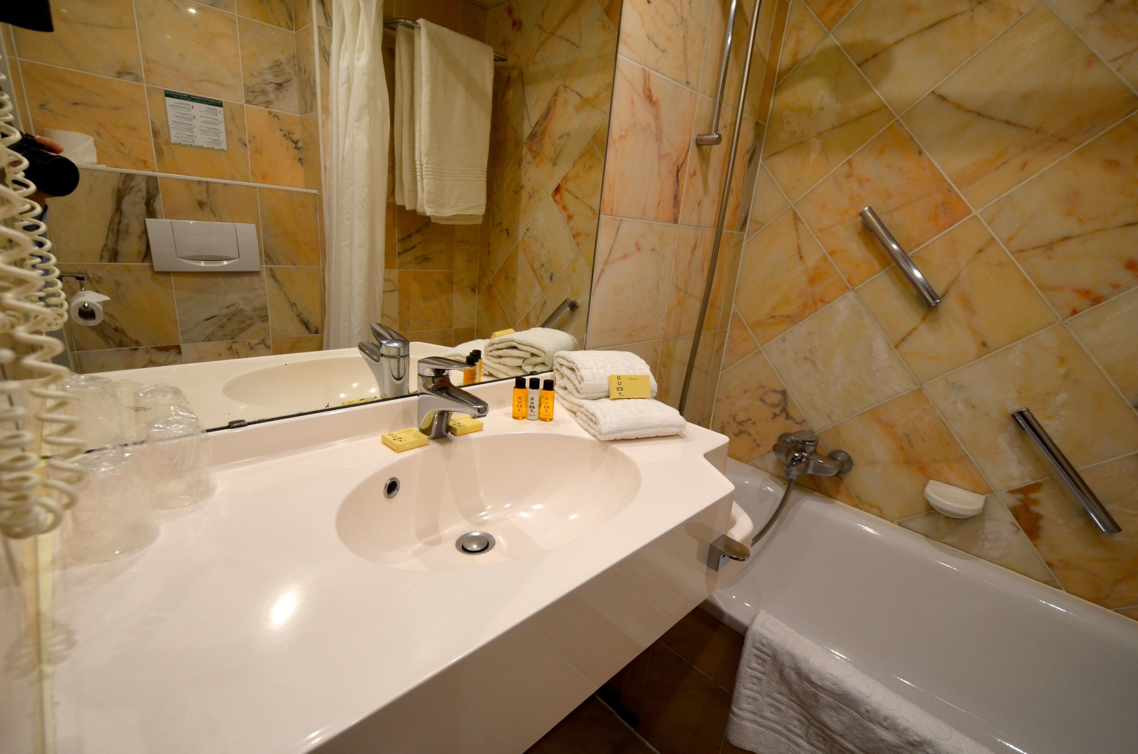 superior double room | bathroom | combined shower/bathtub, free toiletries, hair dryer, towels