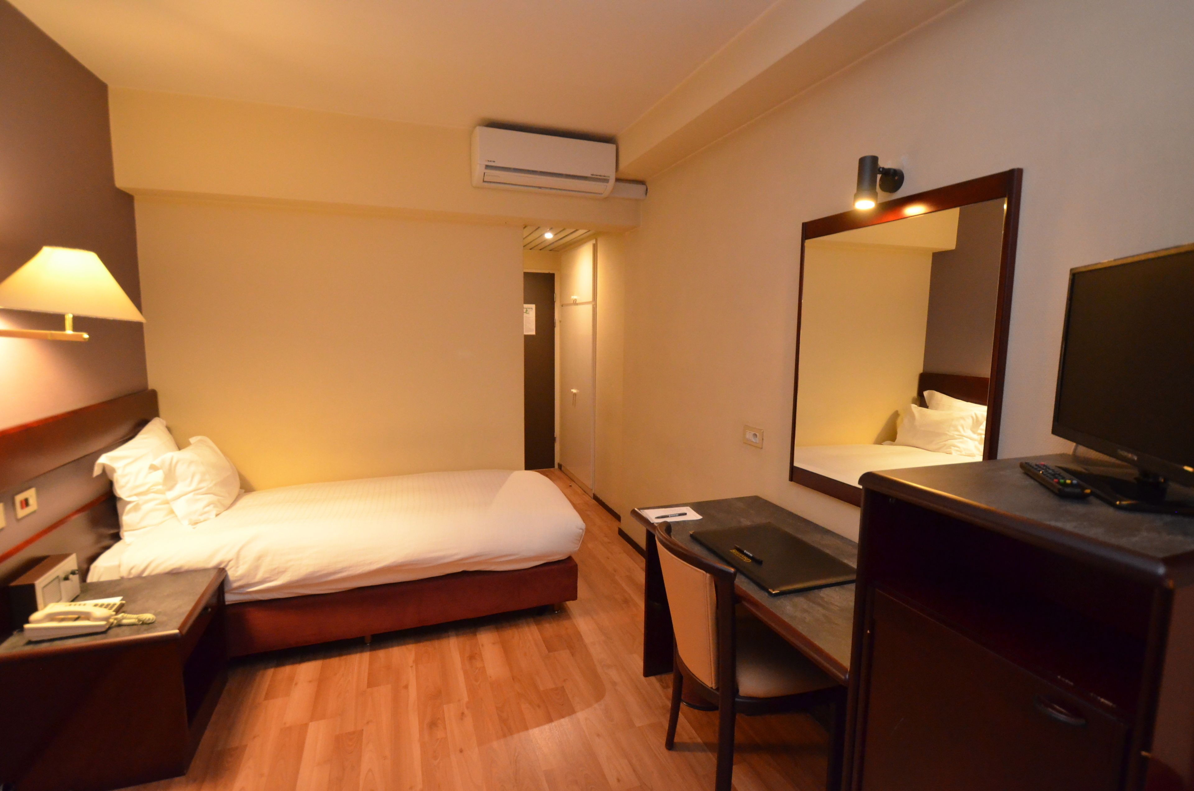 standard single room | 1 bedroom, in-room safe, desk, blackout curtains