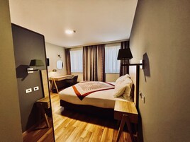 Caja de seguridad en la habitación, escritorio y cortinas blackout 