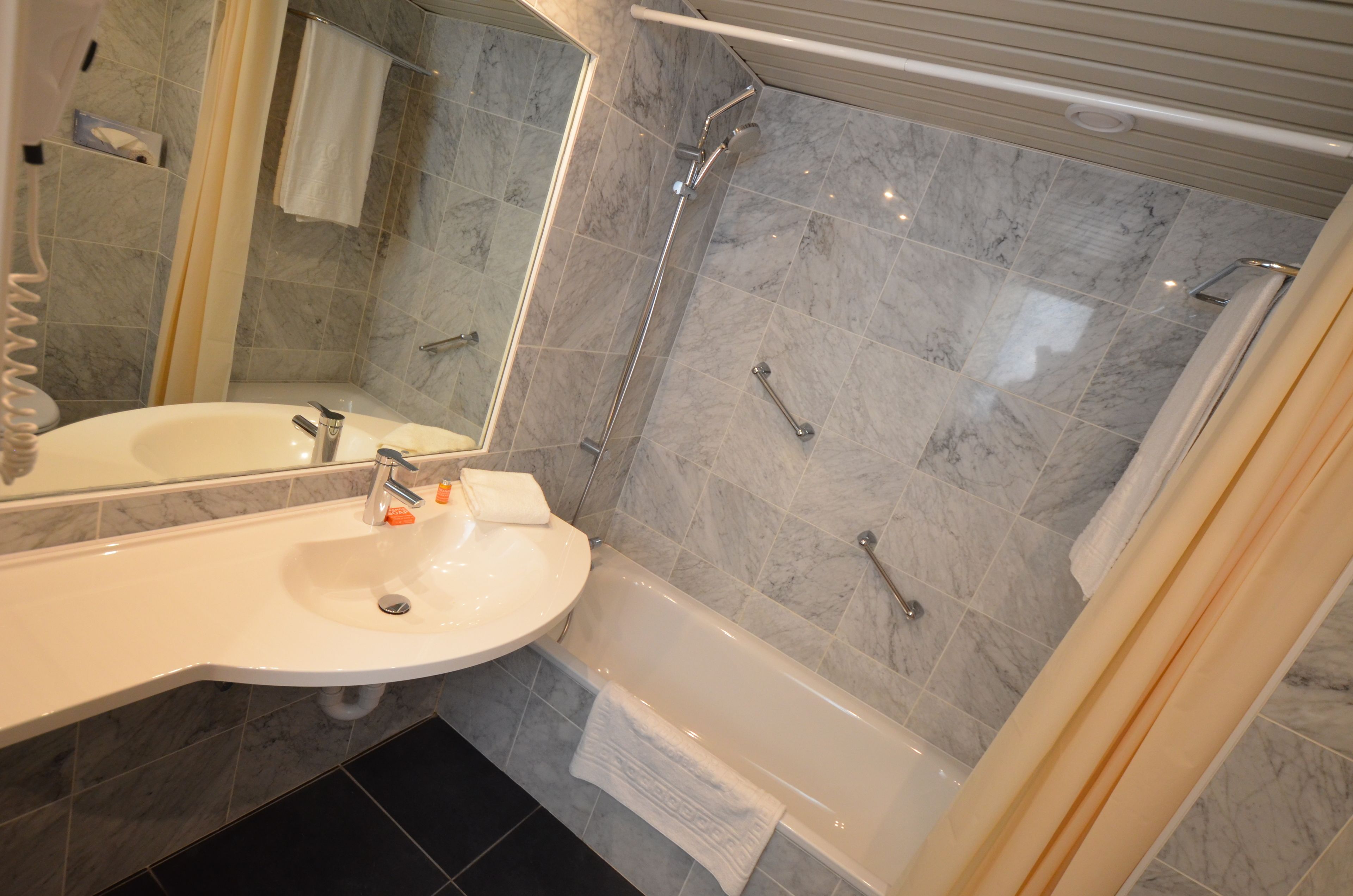 standard single room | bathroom | combined shower/bathtub, free toiletries, hair dryer, towels