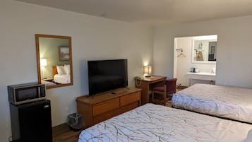 Standard Room, 2 Queen Beds | 書桌、熨斗/熨衫板、摺床/加床 (收費)、免費 Wi-Fi