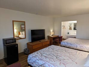 Standard Room, 2 Queen Beds | Schreibtisch, Bügeleisen/Bügelbrett, Zustellbetten, kostenloses WLAN