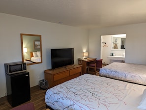 Standard Room, 2 Queen Beds | Schreibtisch, Bügeleisen/Bügelbrett, Zustellbetten, kostenloses WLAN