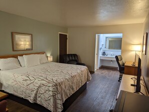 Standard Room, 1 King Bed | Bureau, fer et planche à repasser, lits pliants/supplémentaires
