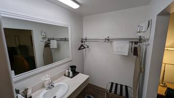 Tina con regadera, amenidades de baño gratuitas, secadora de cabello