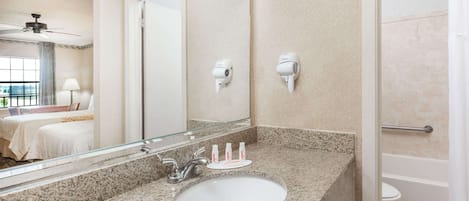 Articles de toilette gratuits, sèche-cheveux, serviettes fournies, savon