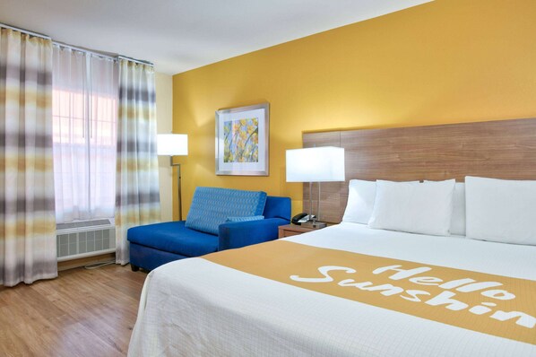 Schreibtisch, Verdunkelungsvorhänge, Bügeleisen/Bügelbrett