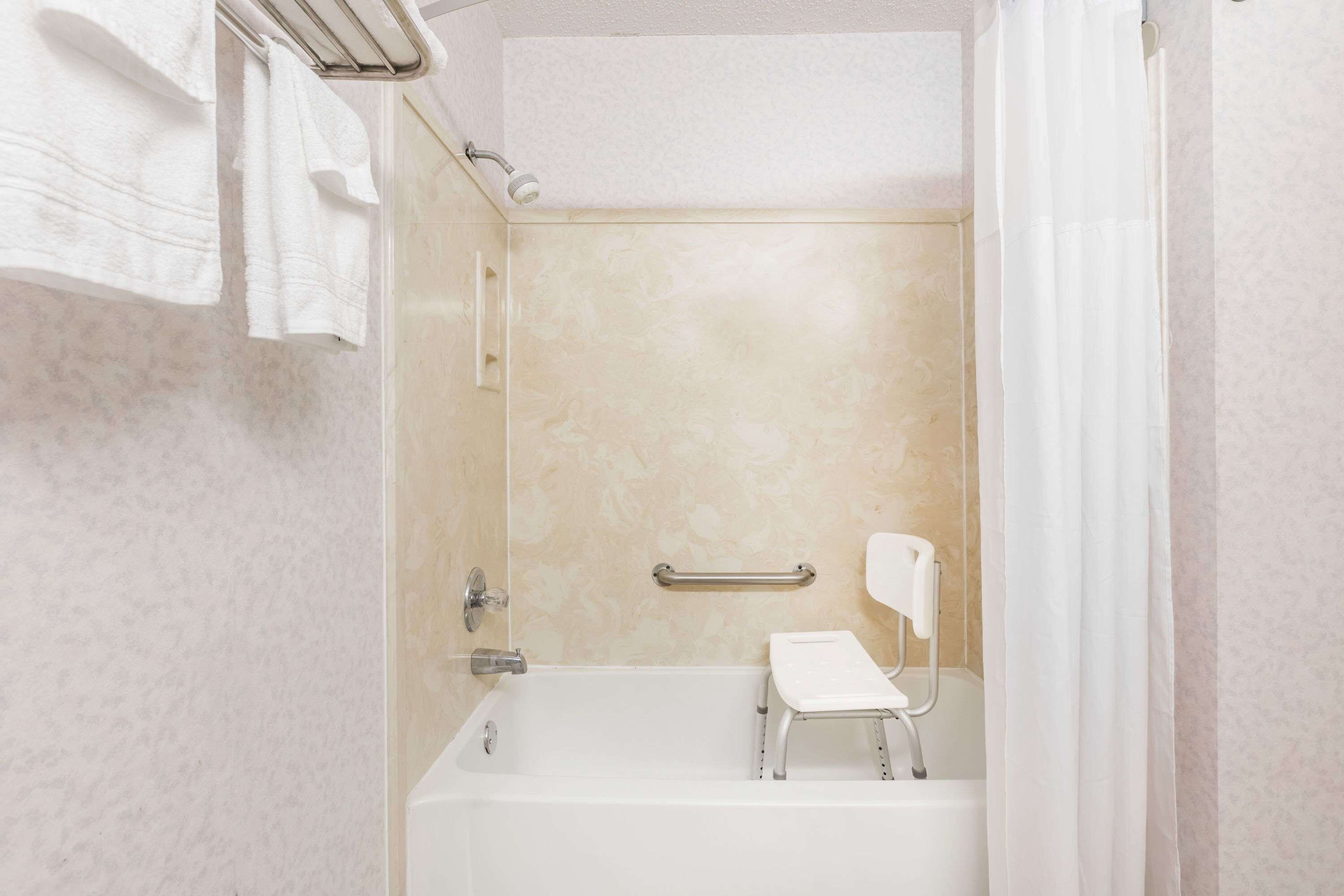 Ein Badezimmer mit Badewanne, Dusche und Toilette.