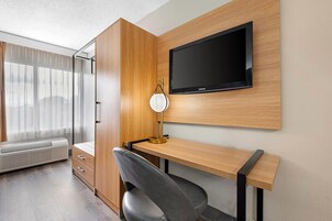 Escritorio, cortinas blackout, tabla de planchar con plancha y wifi 