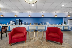 Café da manhã com buffet grátis todos os dias