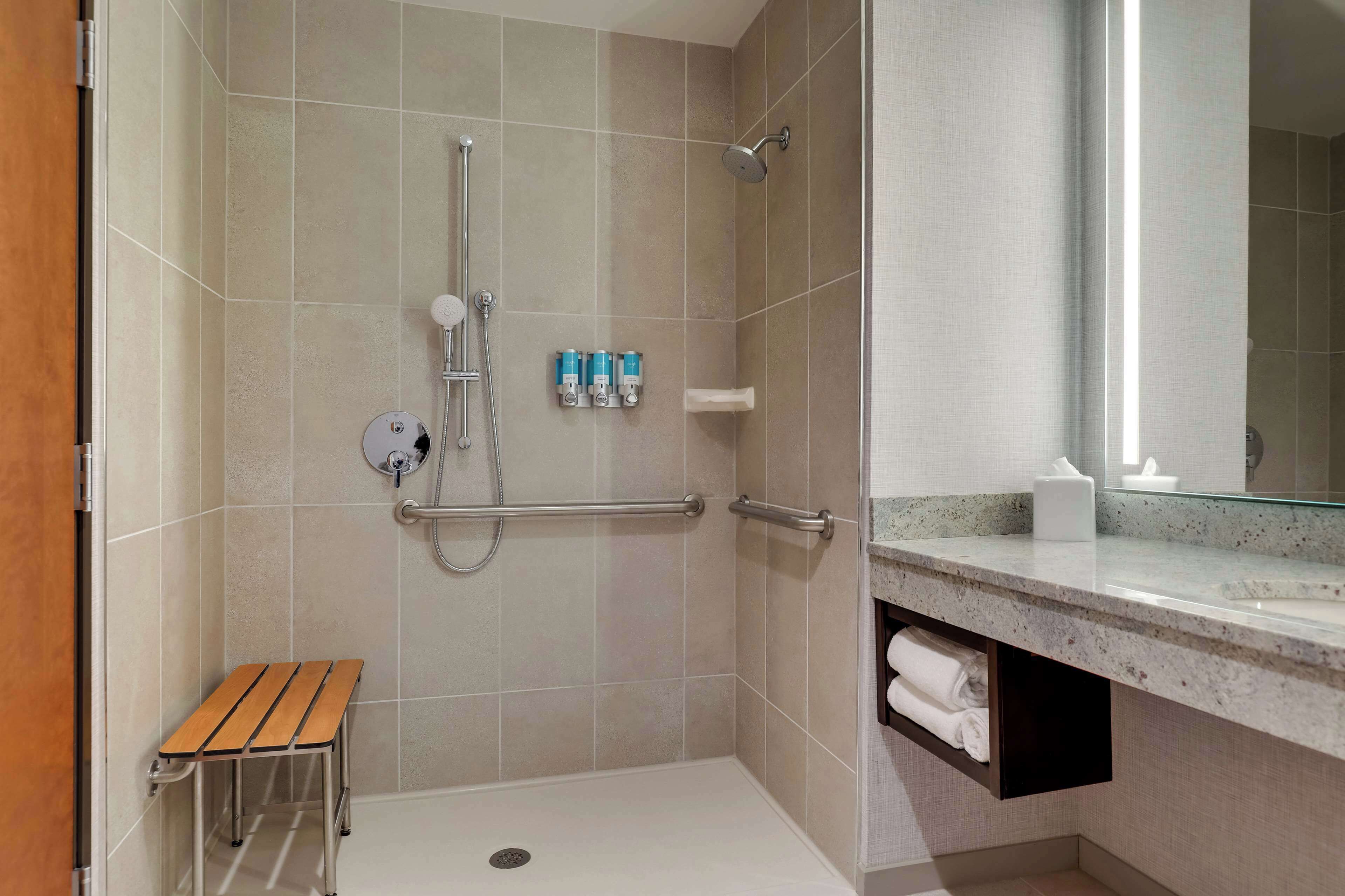 Ensemble douche/baignoire, articles de toilette gratuits, sèche-cheveux