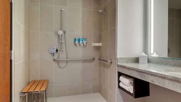 Ensemble douche/baignoire, articles de toilette gratuits, sèche-cheveux